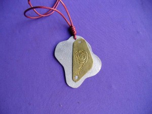 Colgante de aluminio y latón