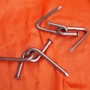 Este es un juego muy antiguo, realizado con dos clavos convenientemente torcidos